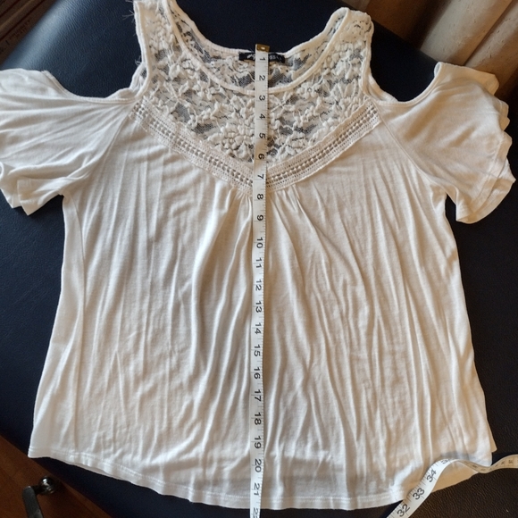 COLD SHOULDER LACE FLOWY TOP - Picture 5 of 6